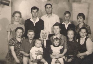 Семья Пивоваровой Людмилы Эмильевны. Украина, 1965 г. В этот год бабушка передала альбом Людмиле Эмильевне.